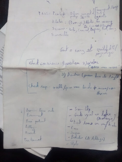 Des notes prises au stylo sur un canap noir.