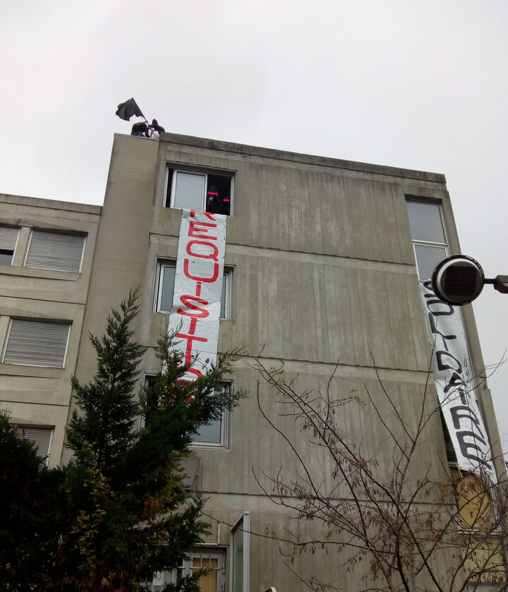 Le drapeau noir flotte sur le squat.