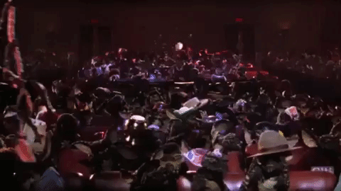 des gremlins foutant le boxon dans un cinéma, tiré du film du même nom